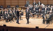 Natürlich nur ein Scherz: Rainer Maria Salzgeber verweist Dirigent Duri Cathomen von der Bühne, um dann selber im Orchester mitzuspielen. (Bild: Roger Grütter)