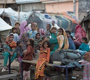 Mitglieder einer pakistanischen Nomadenfamilie in Rawalpindi. (Bild: B. K. Bangash/AP (25. August 2015))