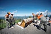 Mitglieder der Zivilschutzorganisation Pilatus bei der Arbeit im Gebiet Beichlespitz im Entlebuch. (Archivbild Pius Amrein)