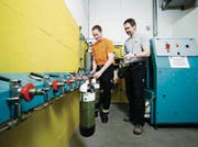 Materialwart Lukas Iten (links) und Kommandant Alois Rogenmoser freuen sich über die Auszeichnung. (Bild: Stefan Kaiser (14. Dezember 2017))