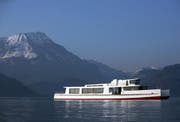 Der Katamaran ““Cirrus“” der SGV, aufgenommen im April 2009 bei Kastanienbaum. Links im Bildhintergrund das Stanserhorn. (Bild Chris Iseli/Neue LZ)