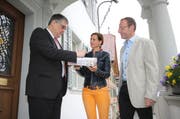 Landschreiber Stefan Hossli (links) erhält das SVP-Paket von Kantonalpräsidentin Monika Rüegger und Kantonsrat Hubert Schumacher. (Bild Marion Wannemacher)