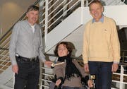 Paul Otte, Heimleiter Steinhof (links) und Franz Michel, Chefarzt Ambulatorium Schweizer Paraplegiker-Zentrum (rechts), mit einer Rollstuhl-Patientin. (Bild pd)