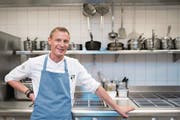 Patrick Mahler (34) in der Küche des Restaurants Prisma im Park Hotel Vitznau. (Bild: Boris Bürgisser (Vitznau, 4. August 2017))