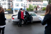 Vor der Glencore-GV kam es zu Protesten. Im Bild David Roth im Gespräch mit Li Ning. (Bild: Dominik Hodel / Neue ZZ)