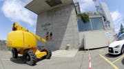 Das Künstler-Duo Queenkong bei der Arbeit an der ehemaligen Kehrichtverbrennungsanlage. (Bild: PD)
