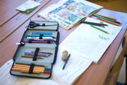 Etuis, Schulhefte und Farbstifte: Dies erwartet die frisch diplomierten Lehrer und Lehrerinnen zukünftig im Alltag. (Symbolbild ZZ)
