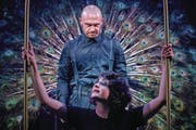 Ausser den Statisten tragen Annina Polivka und Jason Cox das schauspielerische Geschehen ganz allein. (Bild: Ingo Höhn/Luzerner Theater)
