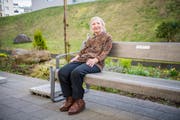 Im Bild ist Berta Isenegger 82j. auf der Terrasse des Seniorenheims Eymatt in Nottwil. (Bild: Roger Grütter (Nottwil, 23. März 2017))