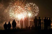 Das Zünden von Feuerwerk ist in der Zentralschweiz am 1. August erlaubt. Zum Wald ist ein Abstand von 200 Metern einzuhalten. (Archivbild Neue ZZ)