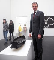 Luzerns Kulturdirektor Reto Wyss mit dem erworbenen Kunstobjekt «Schiff» von Andi Rieser. (Bild: PD)