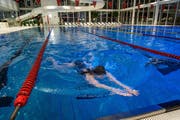 Schwimmerin im Hallenbad Allmend: Hier könnten die Tarife für Auswärtige schon bald ansteigen. (Bild: Remo Naegeli / Neue LZ)
