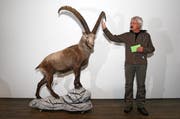 Kantonsoberförster Peter Lienert blieb - trotz gehässigen Attacken - ruhig und sachlich, hier übergibt er den Pilatus-Bahnen einen Steinbock. (Archivbild Neue LZ)