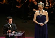 Preisträger Kacey Mottet Klein und Moderatorin Susanne Kunz an der Filmnacht 2009 im KKL. (Bild Chris Iseli/Neue LZ)