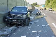 Das verunfallte Auto auf der Autobahn. (Bild: Zuger Polizei)