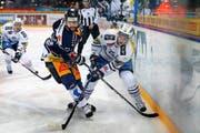 Zugs Dominik Schlumpf (links) im Duell mit Ambris Cory Emmerton. (Bild: Patrick Straub/freshfocus)