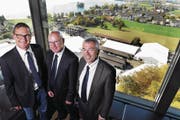 Blick auf die Zuger Messe: die Protagonisten Beat Baumann, Peter Binggeli und Beat Dittli (von links). (Bild: Werner Schelbert (12. Oktober 2017))