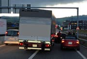 Die Unfallstelle bei der Autobahn-Ausfahrt Baar. (Bild: Zuger Polizei)