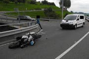 Schindellegi: Der Motorradfahrer wollte links abbiegen. (Bild: Kantonspolizei Schwyz)