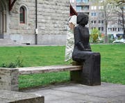 Andächtig sitzt Andreas Hofers Engel auf der Parkbank, den Rücken zur Kirche gekehrt. (Bild: Andreas Faessler (Zug, 11. April 2017))