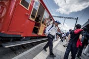 Touristen steigen bei der Haltestelle Rigi Kaltbad aus. (Bild Pius Amrein)