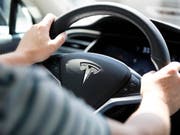 Rekord bei Tesla: Seit Jahresbeginn hat der Elektroautobauer rund 25'000 Neuwagen ausgeliefert. (Archivbild) (Bild: KEYSTONE/GAETAN BALLY)