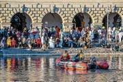 Zwei SLRG-Rettungsschwimmer auf der Reuss im Einsatz. (Bild: Philipp Schmidli (Luzern, 13. Februar 2018))