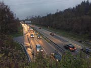 Verkehr vor dem Rathausentunnel auf der Autobahn A14. (Bild: René Meier)