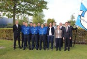 Sie zelebrierten die Aufnahme der neuen Korpsmitglieder: Gregor Bättig (hinten v.l.), Chef Kommandobereiche der Zuger Polizei, die neuen Polizisten Michael Jenny, Daniel Uhlmann, Sicherheitsassistent Silvio Ungricht, Polizist Alain Marty, der IT-Forensiker Cyrill Bortoluzzi, Kommandant Karl Walker und Fähndrich Saverio Ambrico sowie Polizist Remo Stocker (vorne v.l.), die Sicherheitsassistentinnen Mirjam Müller-Alpstäg und Kadife Kelmendi, Forensikerin Carmen Hofstetter und Sachbearbeiterin für Wirtschaftsdelikte Yvonne Weiss sowie Regierungsrat und Sicherheitsdirektor Beat Villiger.
