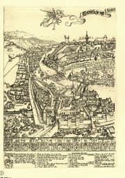 Als Martin Martini 1597 seinen Luzerner Stadtprospekt anfertigte, waren die Hochwasserschäden bereits behoben. Die Spreuerbrücke ist die linke der zwei Brücken, das Zeughaus liegt links davon. (Bild: Karte Staatsarchiv Luzern)