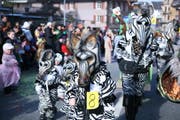 Tierische Zeiten: Eine Zebrafamilie am Rothenburger Umzug. (Bild Nadia Schärli/Neue LZ)