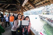 Der Stadttourismus dürfte sich in den Sommermonaten besser entwickeln als der Tourismus in den Alpenregionen. Auf dem Bild: Touristen auf der Kapellbrücke. (Archivbild Roger Grütter)