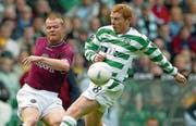 Trat 2002 wegen Morddrohungen aus der nordirischen Nationalmannschaft zurück: Neil Lennon (re.) im Dress seines Clubs Celtic Glasgow. (Bild: AP (Glasgow, 10. Mai 2003))