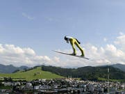 Simi Ammann fliegt über Einsiedeln (Bild: Keystone)