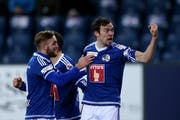Luzerns Sebastian Schachten (links) jubelt nach dem 1:0, zusammen mit Jakok Jantscher. (Bild Philipp Schmidli)