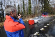Weiterausbildungsmoderator Bruno Meier überwacht eine Bremssübung im Verkehrsaus-bildungszentrum in Altdorf. (Bild Urs Hanhart/Neue UZ)