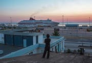 Reiseziel Westeuropa: ein afghanischer Migrant am Hafen von Patras. (Bild: Angelos Tzortzinis/AFP (Patras, 20. Juni 2017))