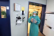 Ein Arzt transportiert während einer Nierentransplantation im Universitaetsspital Basel das kurz zuvor entnommene Organ fuer die Implantation in den benachbarten Operationssaal. (Bild: Keystone)