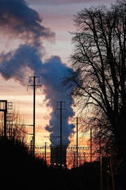 Der Kühlturm des Atomkraftwerks Gösgen dampft in der Abenddämmerung. (Bild: Keystone/Alessandro Della Bella)