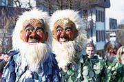 Alle waren mit Herz und Seele dabei. Der Faschall-Umzug in Allenwinden lockt alljährlich ein riesiges Fasnachtspublikum ins Dorf hoch über Zug. (Bilder: Werner Schelbert (25. Februar 2017))