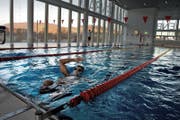 Blick ins Hallenbad auf der Allmend in Luzern (Symbolbild). (Bild: Nadia Schärli)