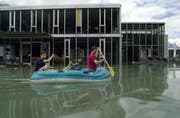Solche Bilder sollen der Vergangenheit angehören: Hochwasser in Schattdorf im Sommer 2005. (Archivbild Angel Sanchez/Neue UZ)