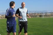 Gerardo Seoane (links) dreht mit Physiotherapeut Eric Schönfeld im Trainingslager seine Runden. (Bild pd)