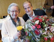 Therese Fässler wurde gestern zum 100. Geburtstag beglückwünscht von Stadtpräsident Dolfi Müller. (Bild: Werner Schelbert (Zug, 5. Januar 2018))
