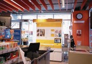 Zwischen Blumen und der Kaffeemühle können jetzt in der Migros an der Grabenstrasse im Zuger Stadtzentrum allerlei Postgeschäfte erledigt werden. Den Standort hat die Post nach fast zweijähriger Suche gefunden. (Bild: Erik Stadler (Zug, 5. März 2018))