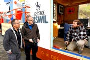 Umzugschef Pius Willi (links) kontrolliert mit Polizist Martin Kathriner in Giswil die Bauarbeit von Marcel Enz (rechts), Chef der Gemschigusler. (Bild Geri Wyss)