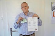 Relikte eines historischen Ereignisses: Oliver Kehrer zeigt sein Ticket und die Aufstellung. (Bild: Stefan Klinger / Neue LZ)