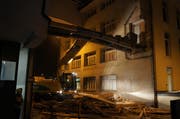 Die Abrissarbeiten dauerten bis in die Nacht hinein an. (Bild: Zuger Polizei (Unterägeri, 21. Dezember 2017))
