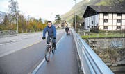 Wo heute auf der Ostseite der Gotthardstrasse ein Trottoir zur Verfügung steht, sollen dereinst – zusätzlich zum Fussweg – separate Velospuren verlaufen, damit das Befahren des geplanten Kreisels Schächen vermieden werden kann. (Bild: Urs Hanhart (Schattdorf, 24. Oktober 2017))