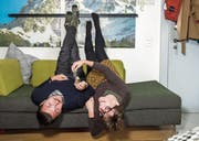 Corina Schwingruber Ilic und Nikola Ilic: auf dem Fläschchen Rakija der Code zum Film «Rakijada». (Bild: Dominik Wunderli (Luzern, 20. März 2018))